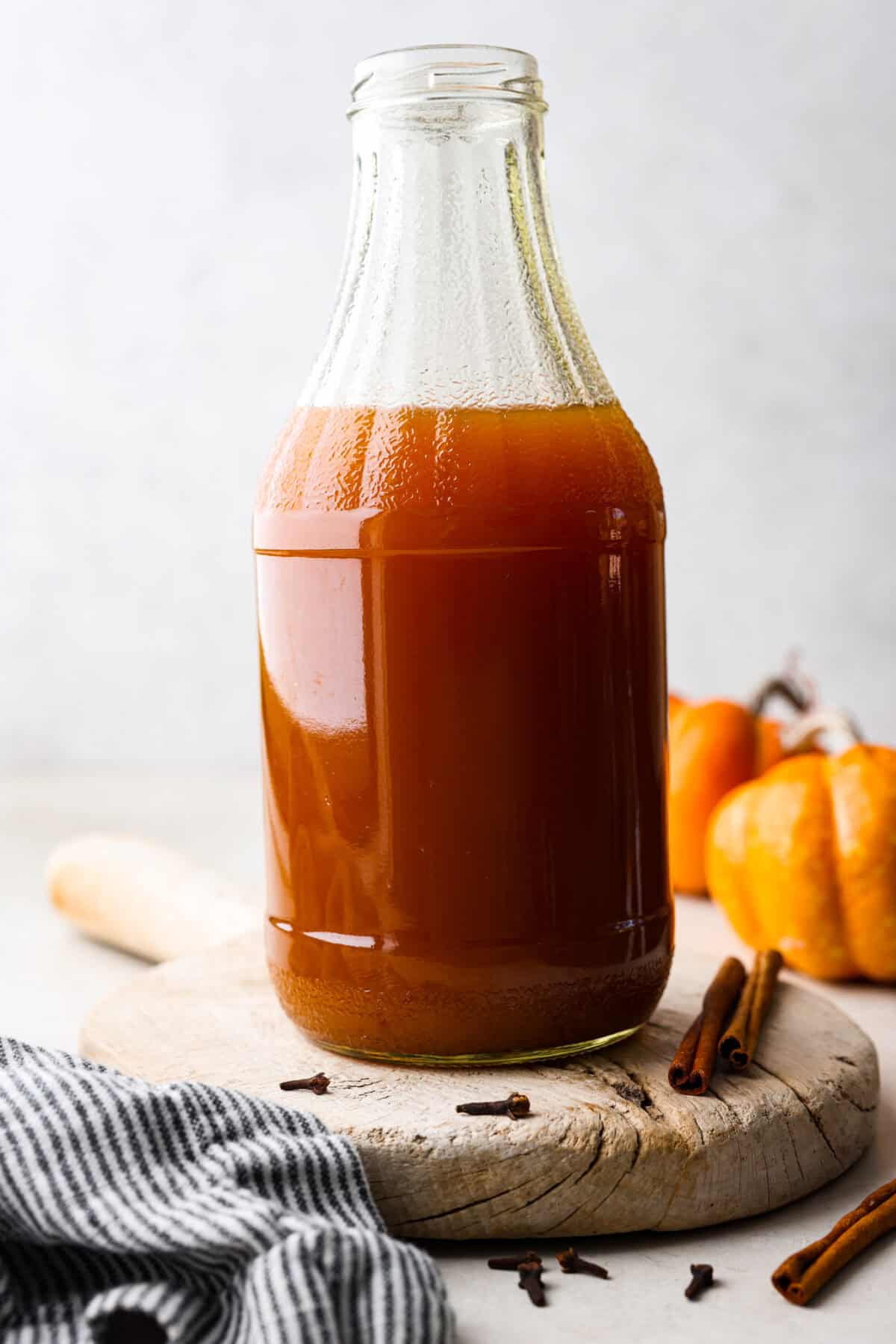 This Harry Potter Pumpkin Juice will transport you to a magical ride on the Hogwarts Express or eating lunch with your friends in the great hall. Bursting with warm, cozy fall flavor, you will love feeling part of the wizarding world of Harry Potter with this magical drink. Side shot of Harry Potter pumpkin juice in a cute glass bottle.